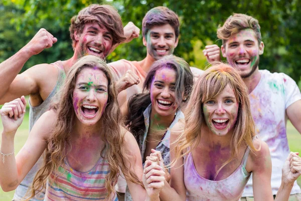 Happy vrienden bedekt met poeder verf — Stockfoto