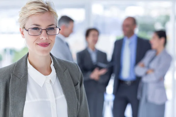 Sourire femme d'affaires regardant la caméra — Photo