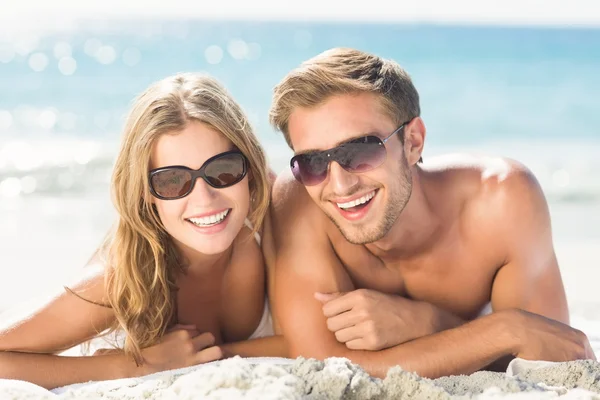 Szczęśliwa para razem relaks w piasku — Zdjęcie stockowe