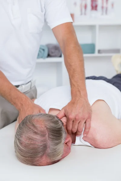 Fisioterapista che fa massaggi alle spalle al paziente — Foto Stock