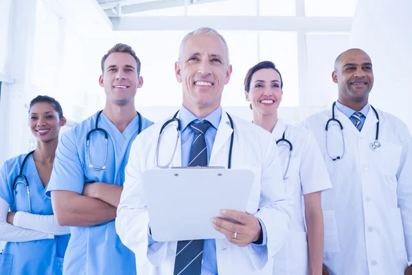 Zespół uśmiechający się lekarze patrząc na kamery — Zdjęcie stockowe