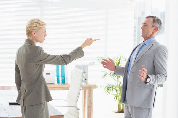 Businesswoman giving out to her boss — Stock fotografie