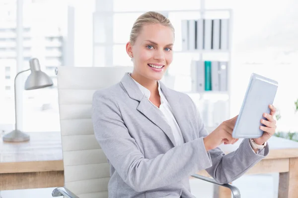 Smiling businesswoman using tablet — Stock Photo, Image