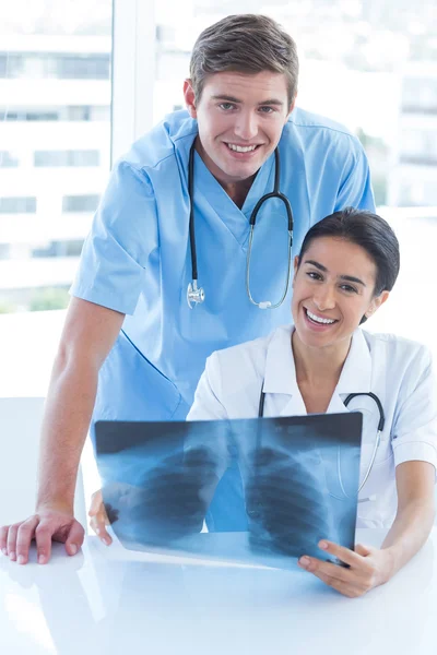 Команда врачей, анализирующих рентген — стоковое фото