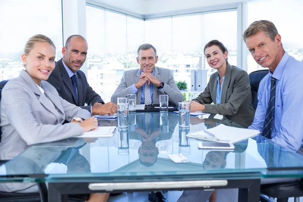 Affärskollegor diskuterar om arbete — Stockfoto