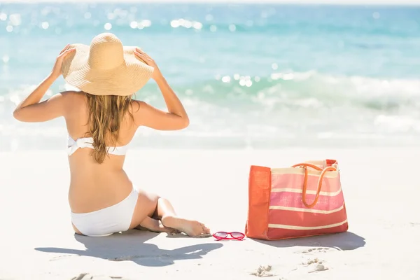 Wear view of blonde woman looking at the sea — Stock fotografie