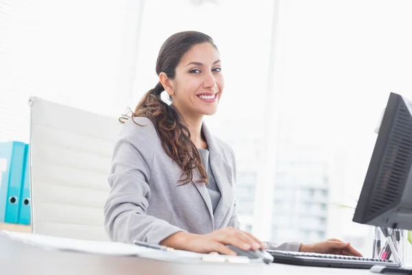 Mujer de negocios sonriente mirando a la cámara — Foto de Stock