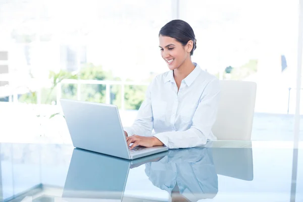 Geschäftsfrau arbeitet mit ihrem Laptop — Stockfoto