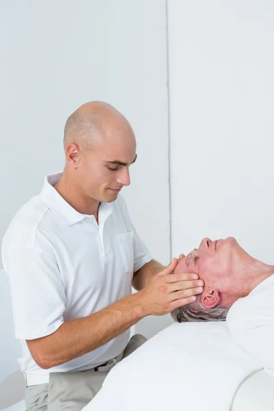 Uomo che riceve massaggio alla testa — Foto Stock