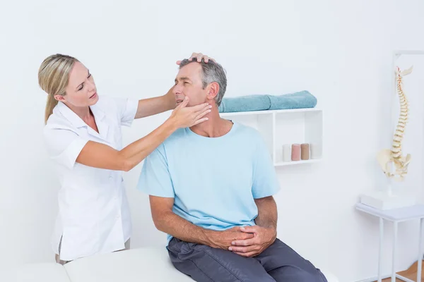 Doctor haciendo ajuste de cuello —  Fotos de Stock