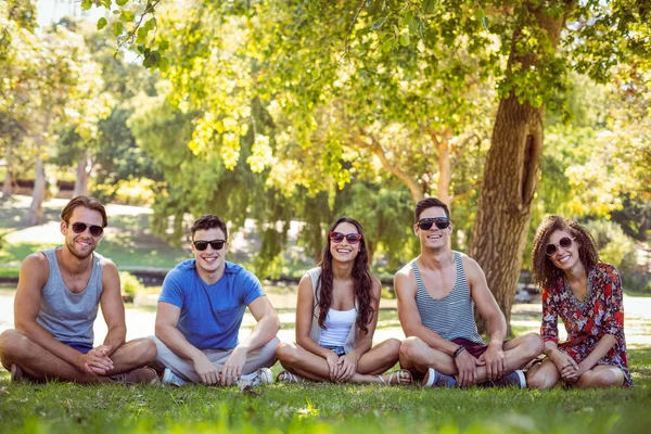 Amici sorridenti alla macchina fotografica — Foto Stock