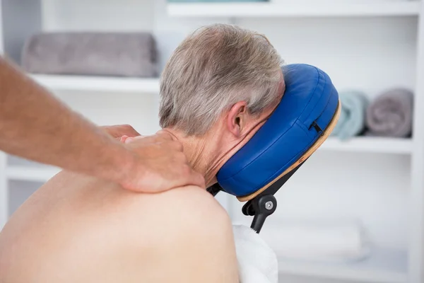 Hombre teniendo masaje de espalda — Foto de Stock