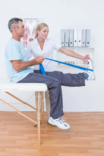 Doctor examining her patient back legs — Stock Photo, Image
