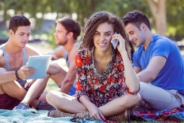 Linda chica del pelo rizado en el teléfono en el parque — Foto de Stock