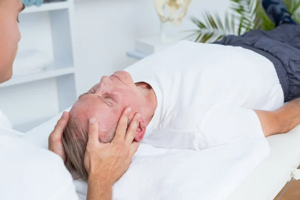 Homem recebendo massagem na cabeça — Fotografia de Stock