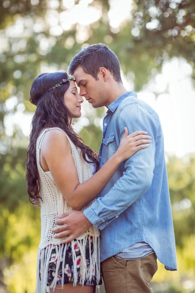 Linda pareja en el parque — Foto de Stock