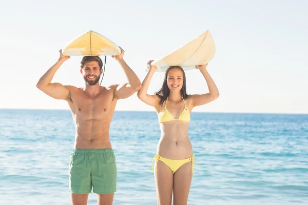 Feliz pareja surfing —  Fotos de Stock