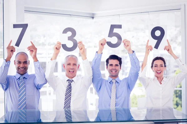 Sorrindo equipe de negócios mostrando papel com classificação — Fotografia de Stock