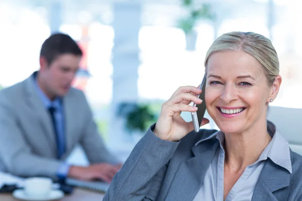Donna d'affari sorridente che fa una telefonata — Foto Stock