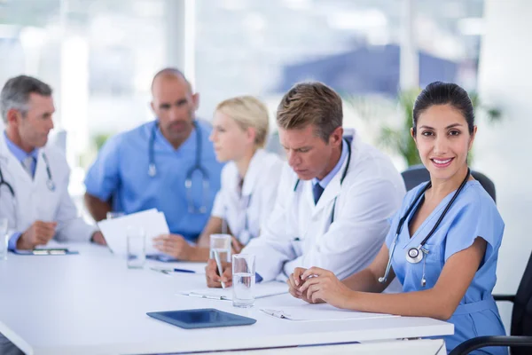 Squadre di medici che lavorano insieme — Foto Stock