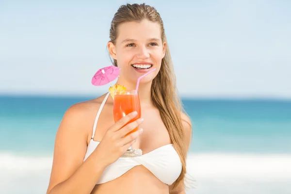 Happy pretty woman holding cocktail — Stock Photo, Image