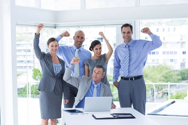 Equipe de negócios sorridente comemorando — Fotografia de Stock