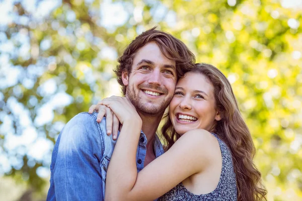 Hipster casal sorrindo para a câmera — Fotografia de Stock