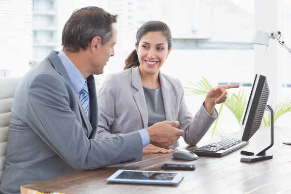 Empresaria que trabaja con su compañero de equipo — Foto de Stock