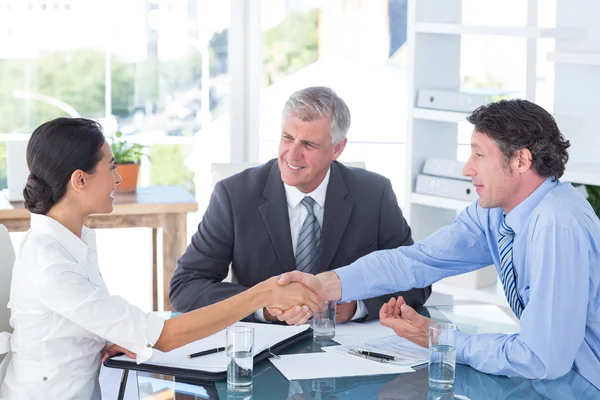 Geschäftsleute im Gespräch im Büro — Stockfoto