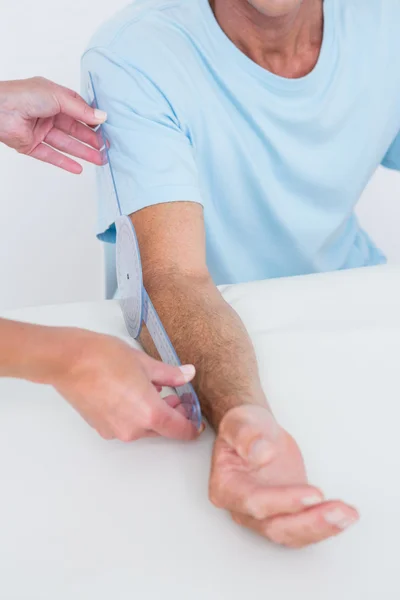 Doctor measuring arm with goniometer — Stock Photo, Image