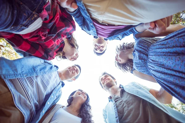 Happy vrienden in het park selfie nemen — Stockfoto