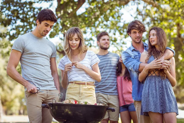 Amici felici nel parco che fanno barbecue — Foto Stock