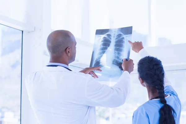 Doctors analyzing together xray — Stock Photo, Image