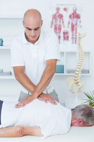 Fisioterapeuta fazendo massagem nas costas — Fotografia de Stock