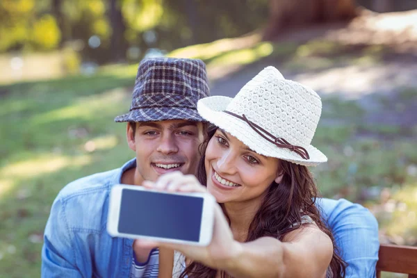 Bonito casal tirando uma selfie — Fotografia de Stock