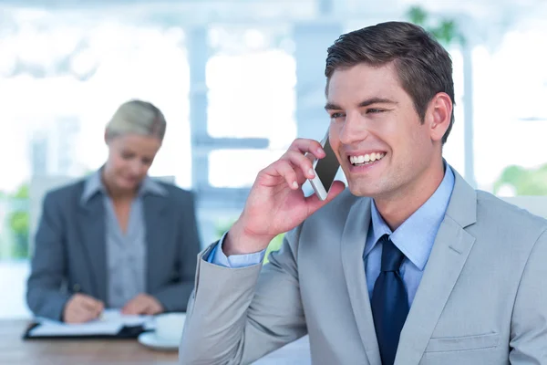 Lachende zakenman met telefoongesprek — Stockfoto