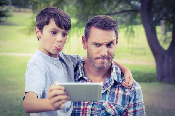 Vater und Sohn machen ein Selfie im Park — Stockfoto