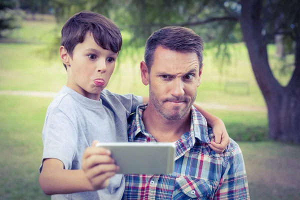 Père et fils prennent un selfie dans le parc — Photo