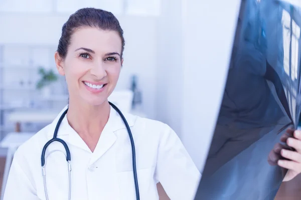 Sorridente medico femminile guardando la fotocamera — Foto Stock