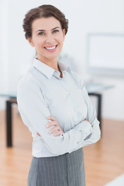 Lächelnde Geschäftsfrau blickt in die Kamera — Stockfoto