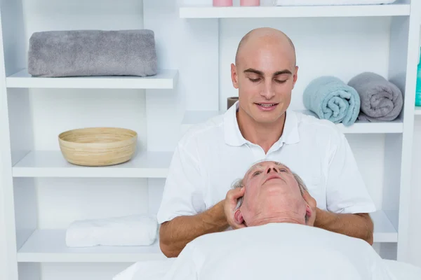 Man ontvangende nek massage — Stockfoto