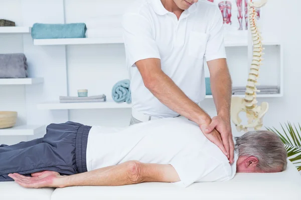 Fisioterapeuta fazendo massagem no pescoço para seu paciente — Fotografia de Stock