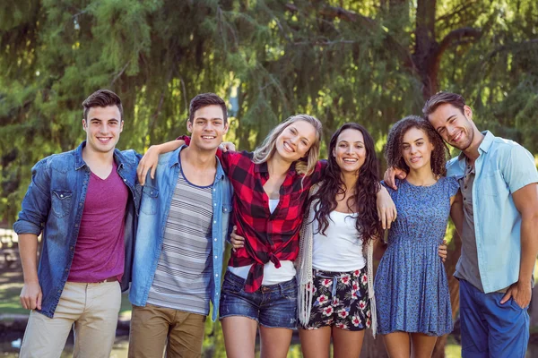 Amigos felizes no parque — Fotografia de Stock