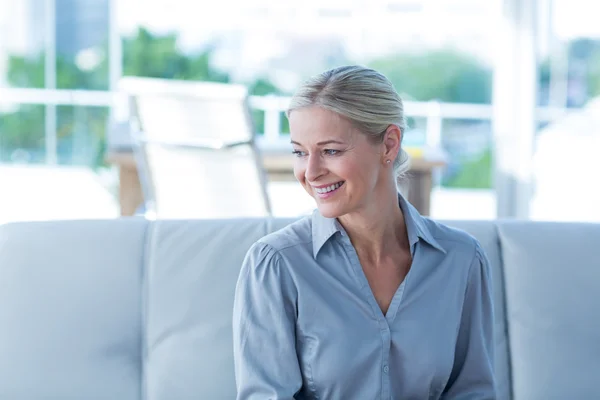 Geschäftsfrau sitzt auf Couch — Stockfoto