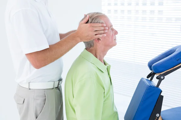 Hombre teniendo masaje en la cabeza — Foto de Stock