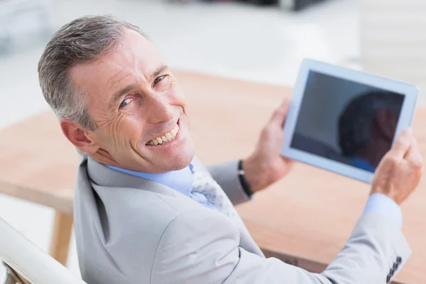 Gülümseyen iş adamı tablet kullanıyor. — Stok fotoğraf