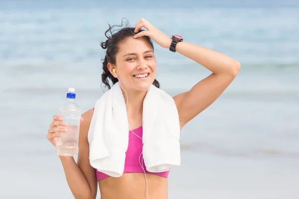 Pretty fit woman looking at camera — Stockfoto