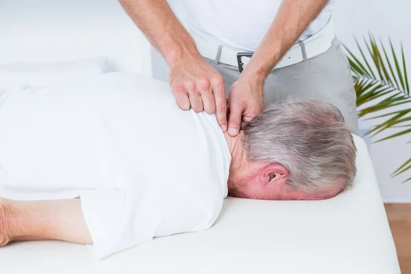 Fysiotherapeut doen nek massage aan zijn patiënt — Stockfoto