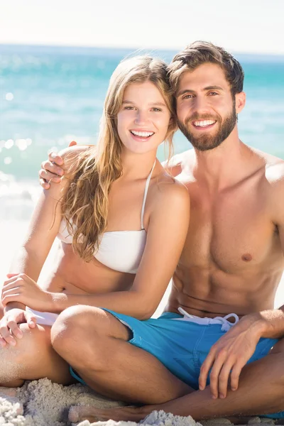 Lyckliga par avkopplande tillsammans i sanden — Stockfoto