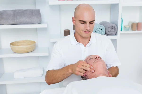 Hombre recibiendo masaje en la cabeza —  Fotos de Stock